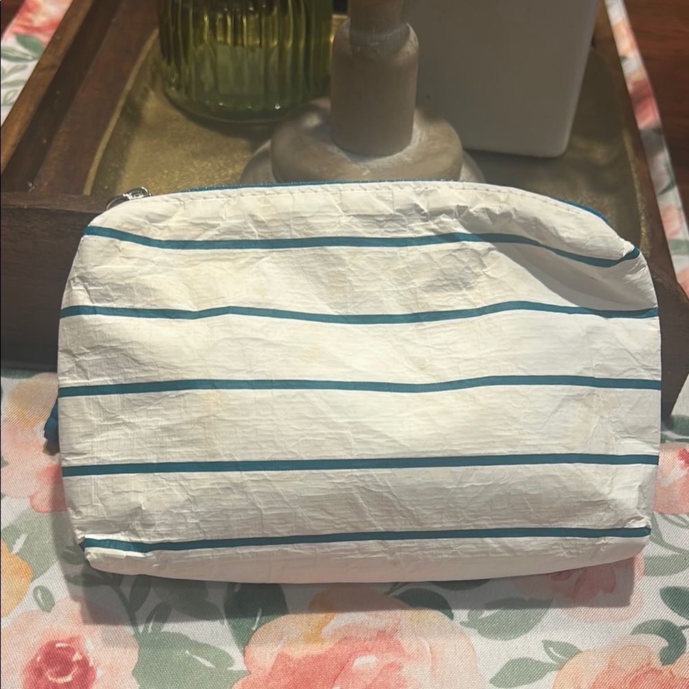 💥2/$10
Striped White and Blue Women's water resistant zipper Pouch - Picture 2 of 3